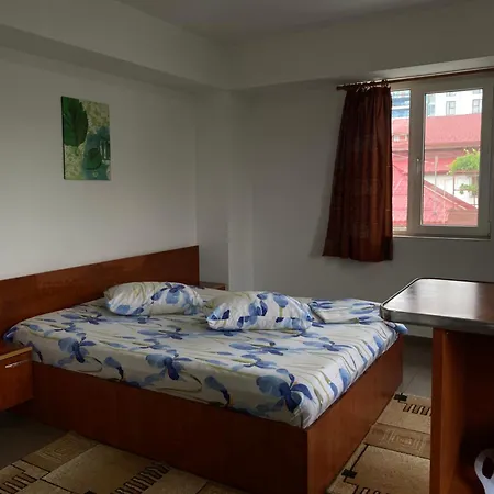 Quiet Garden Ground Floor Apartment *
